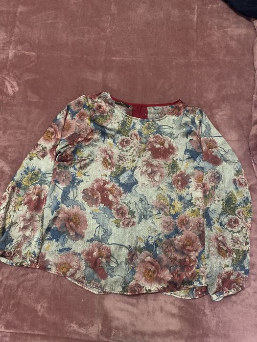 Blusa “Amely” tamanho 44 cinza com padrões florais multicolor