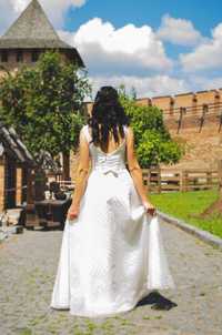 Блискуча весільна сукня в гарному стані