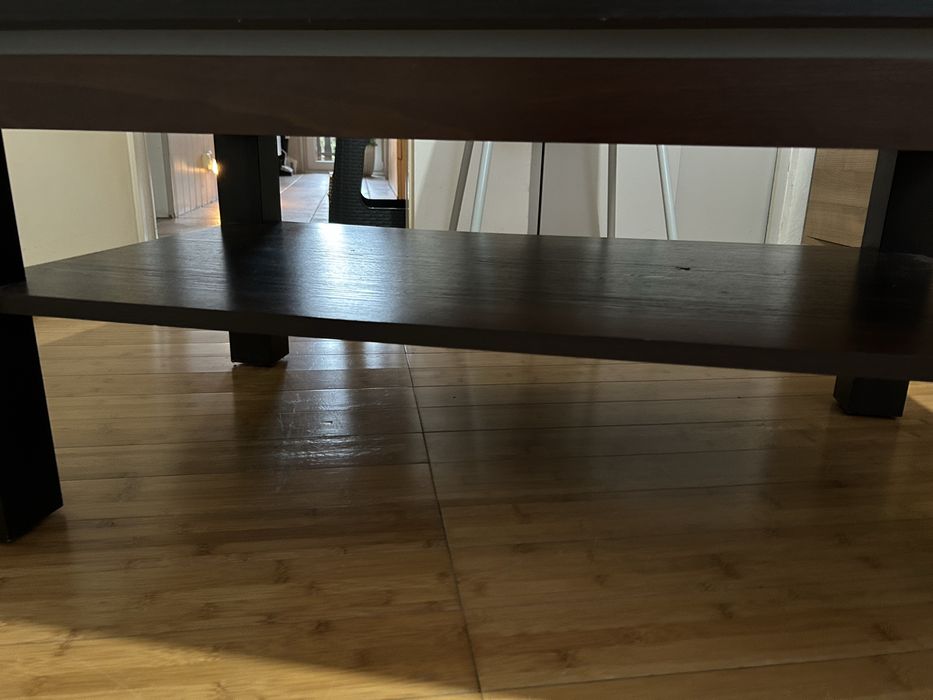 Ława pokojowa w ciemnym brązie.