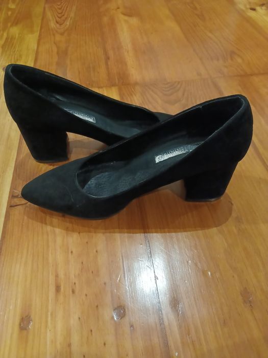 Sapatos de tacão pretos