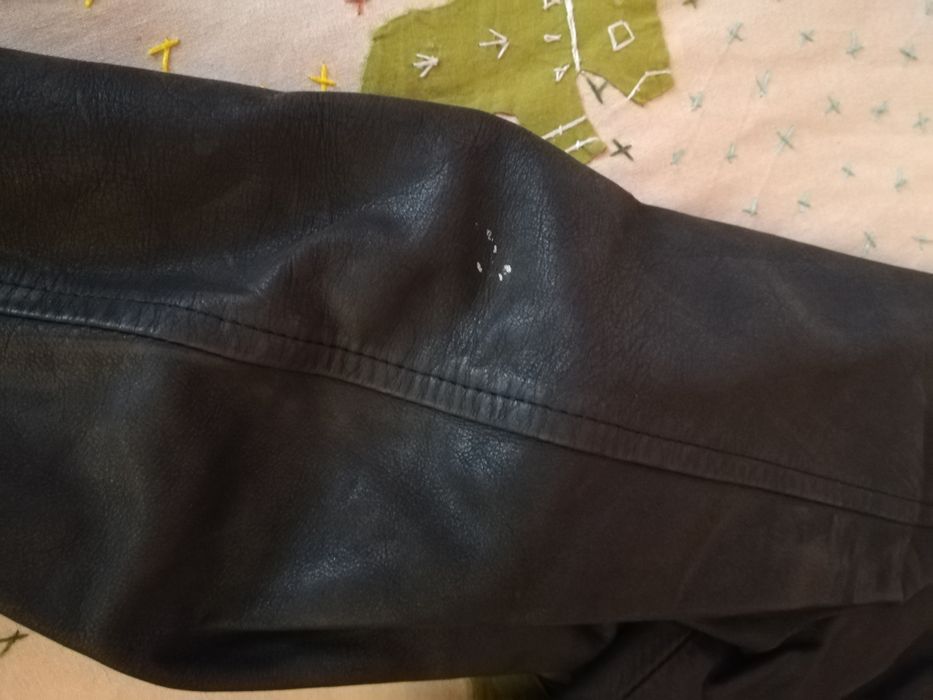 Casaco em pele, modelo vintage de cor preta, tamanho 36