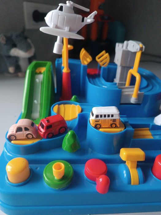 Трек з маленькими машинками