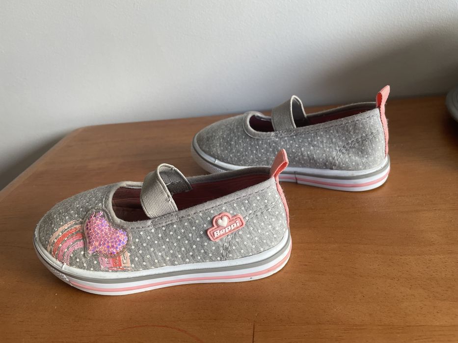 Sapato para menina de elástico cor cinza detalhes rosa