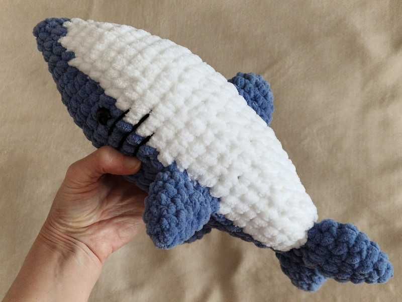 Мягкая вязаная игрушка акула