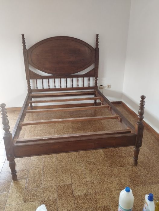 Cama antiga, para desocupar