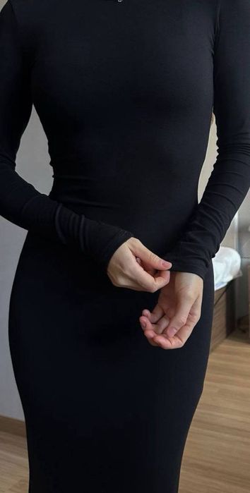 Плаття і чорне облягаюче