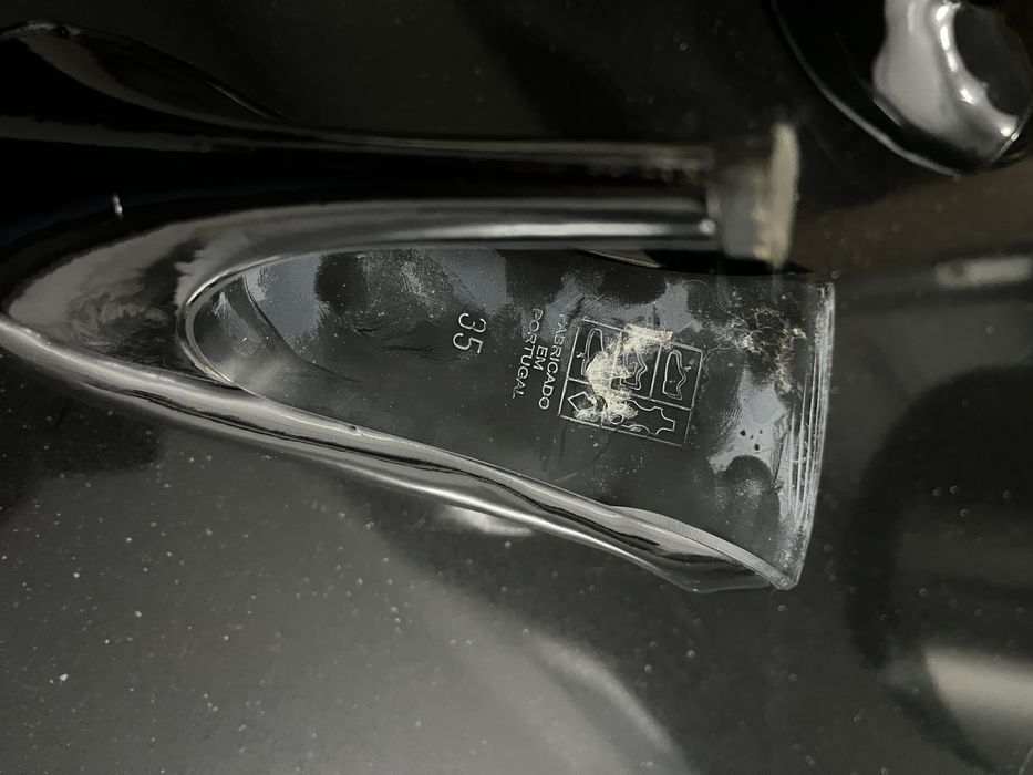 Sapatos pretos de senhora