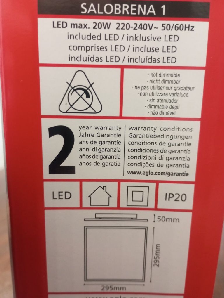 Lampa sufitowa LED SALOBRANA 1 składa się z kwadratowej, czarnej metal