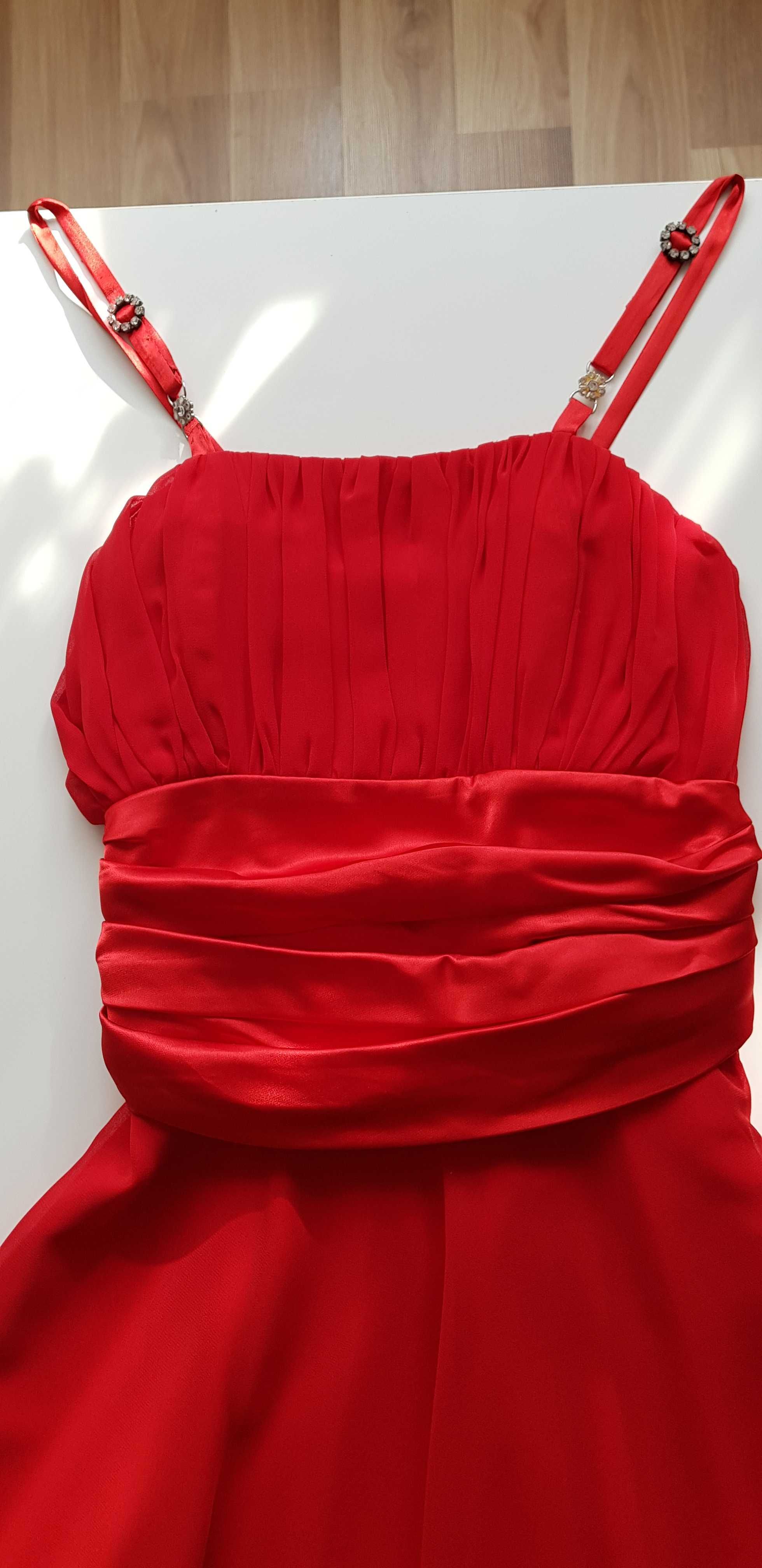 Czerwona suknia tiulowa