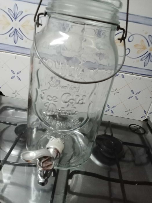Garrafa grande com torneira
