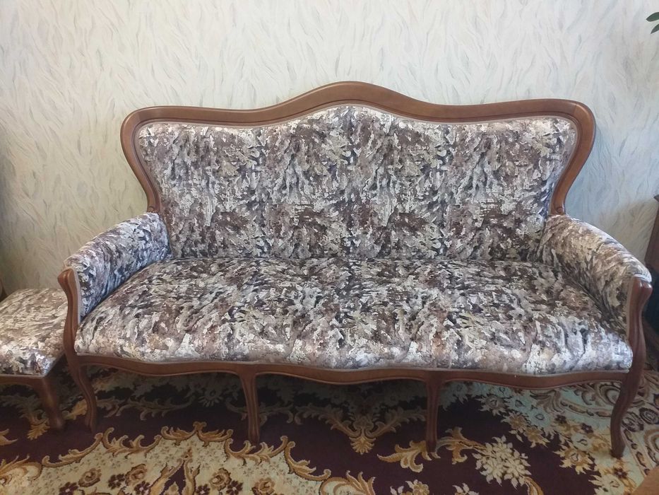 Meble - komplet wykonanych w stylu ludwikowskim.