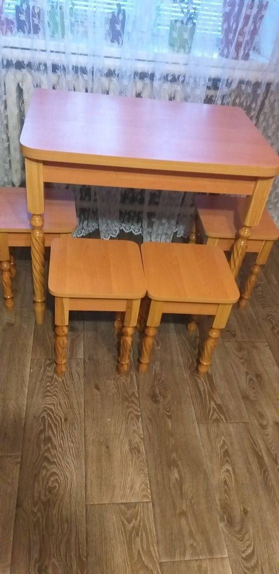 Стол и 4 табуретки