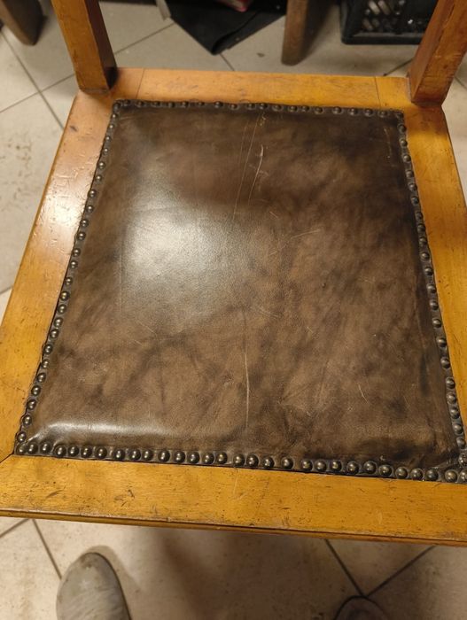 Stare krzesło drewniane