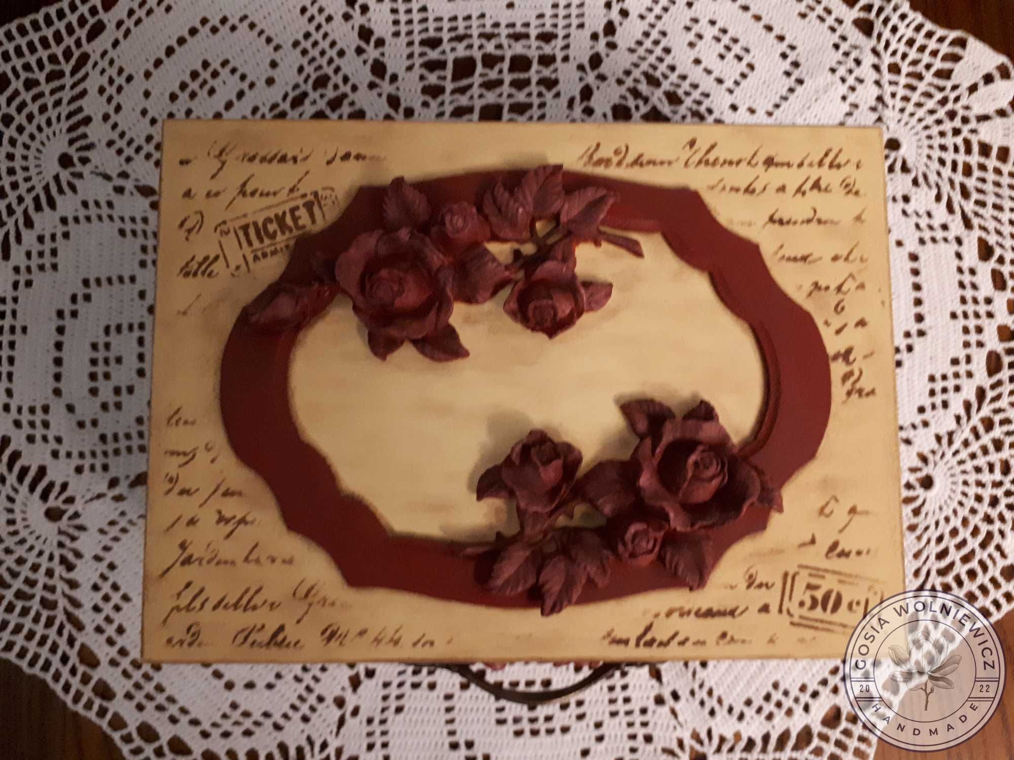 Ręcznie zdobiona elegancka herbaciarka w stylu vintage z motywem róż