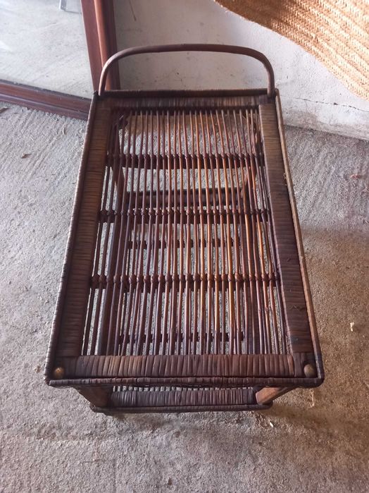 Carrinho de bar ou carrinho de chá antigo, feito de rotim e bambu.