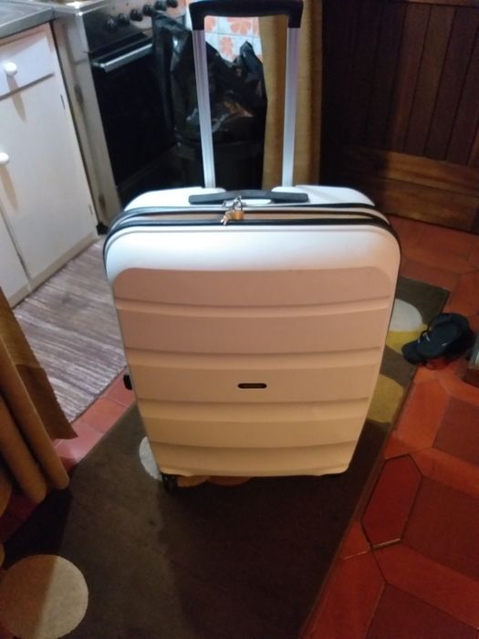 Mala de viagem 23k com 75×55×40cm  como nova e com alongamemto .
