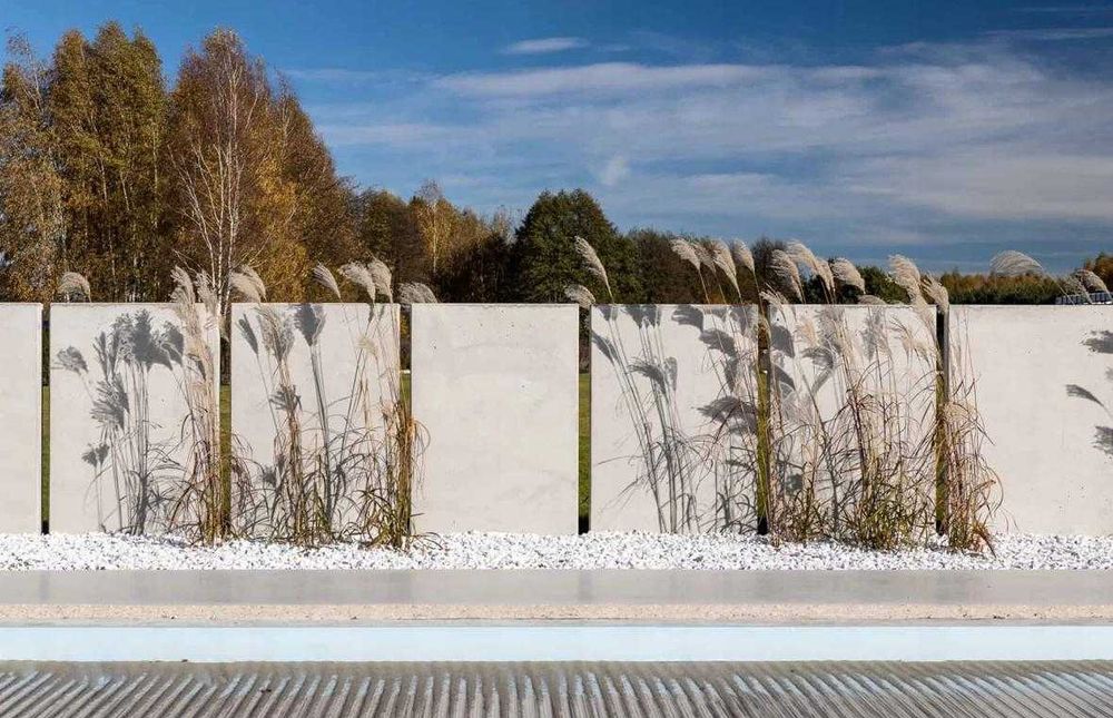 Ogrodzenie palisadowe, grzebieniowe, betonowe przęsła furtki multibox