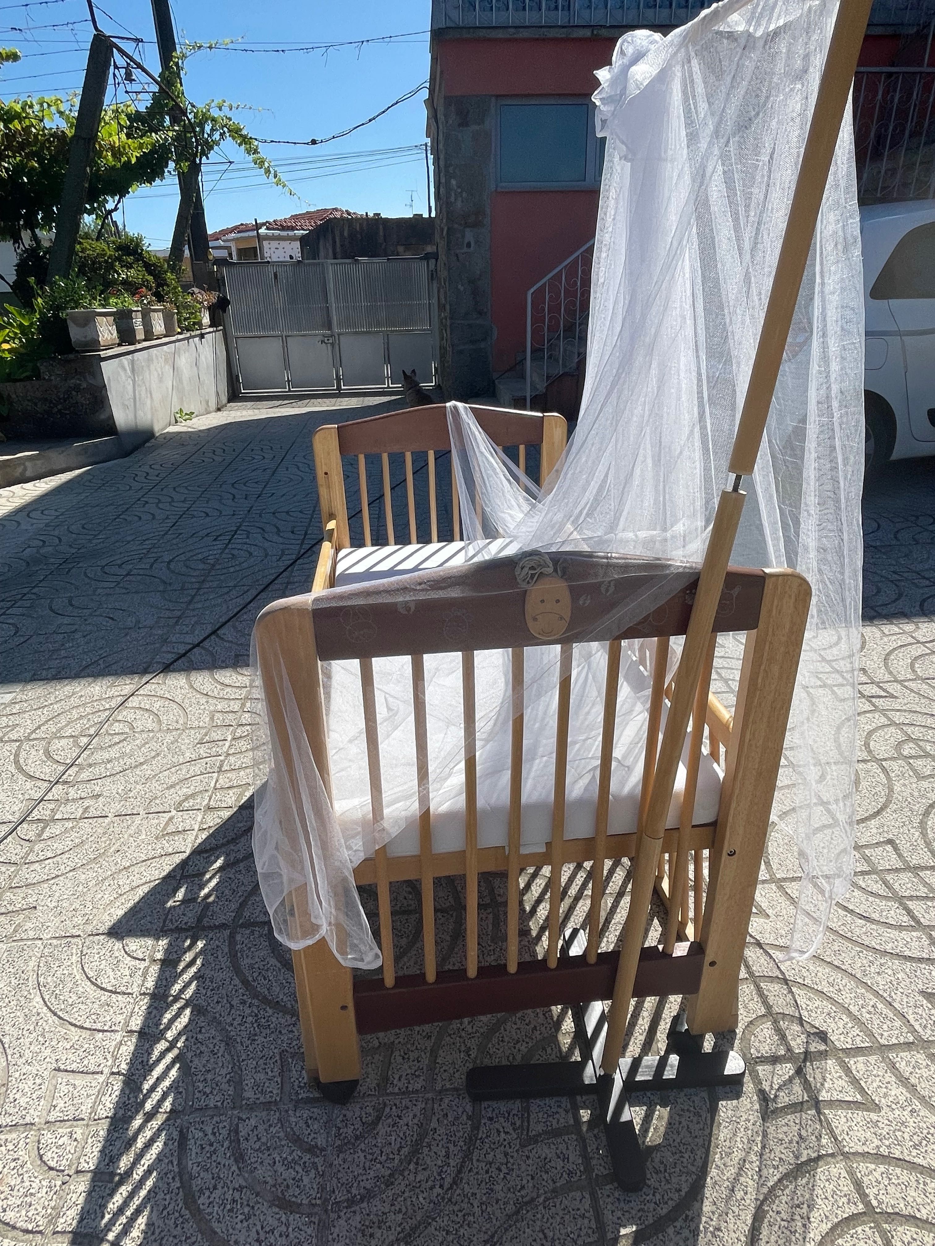 Cama/ berço madeira de criança com colchão