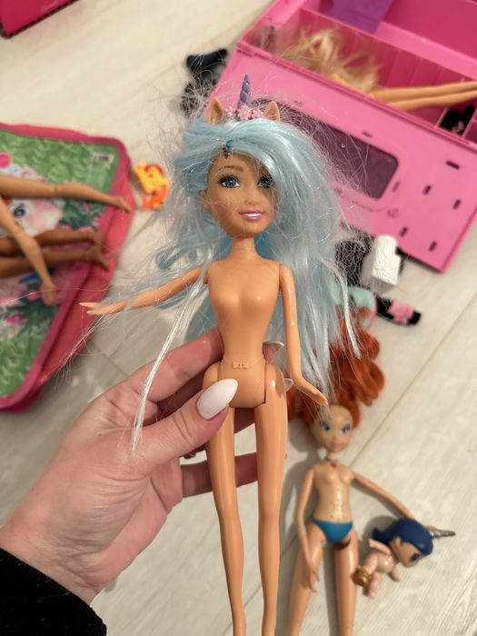 Лялька барбі також є шафа для ляльки барбі