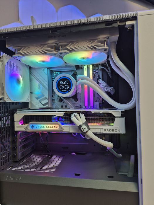 Gaming PC Ryzen 7 32GB RX 9070 XT 2TB ARGB Fractal North