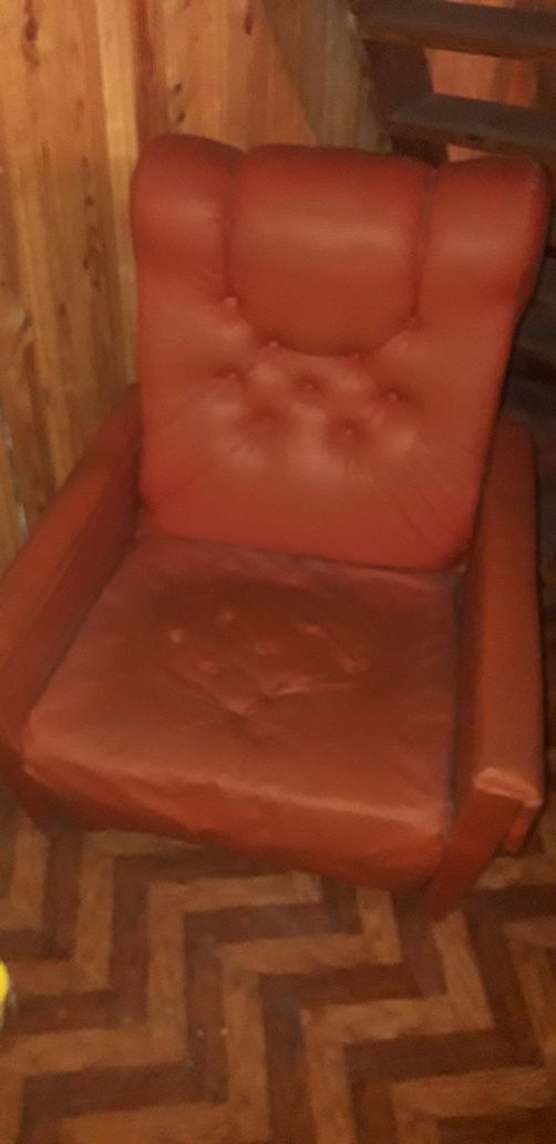 Кресла Б/у из кожзама.