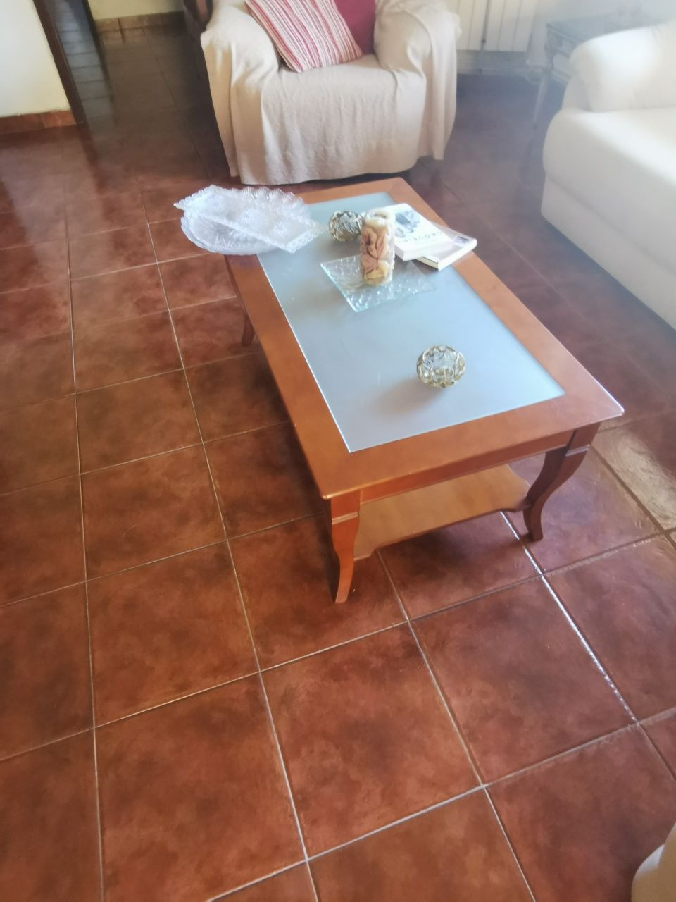 Mesa de sala com tampo de vidro