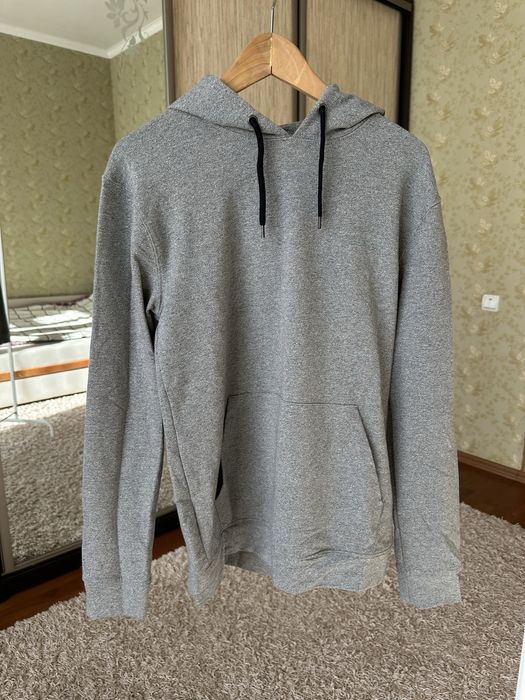 Сірий чоловічий светр