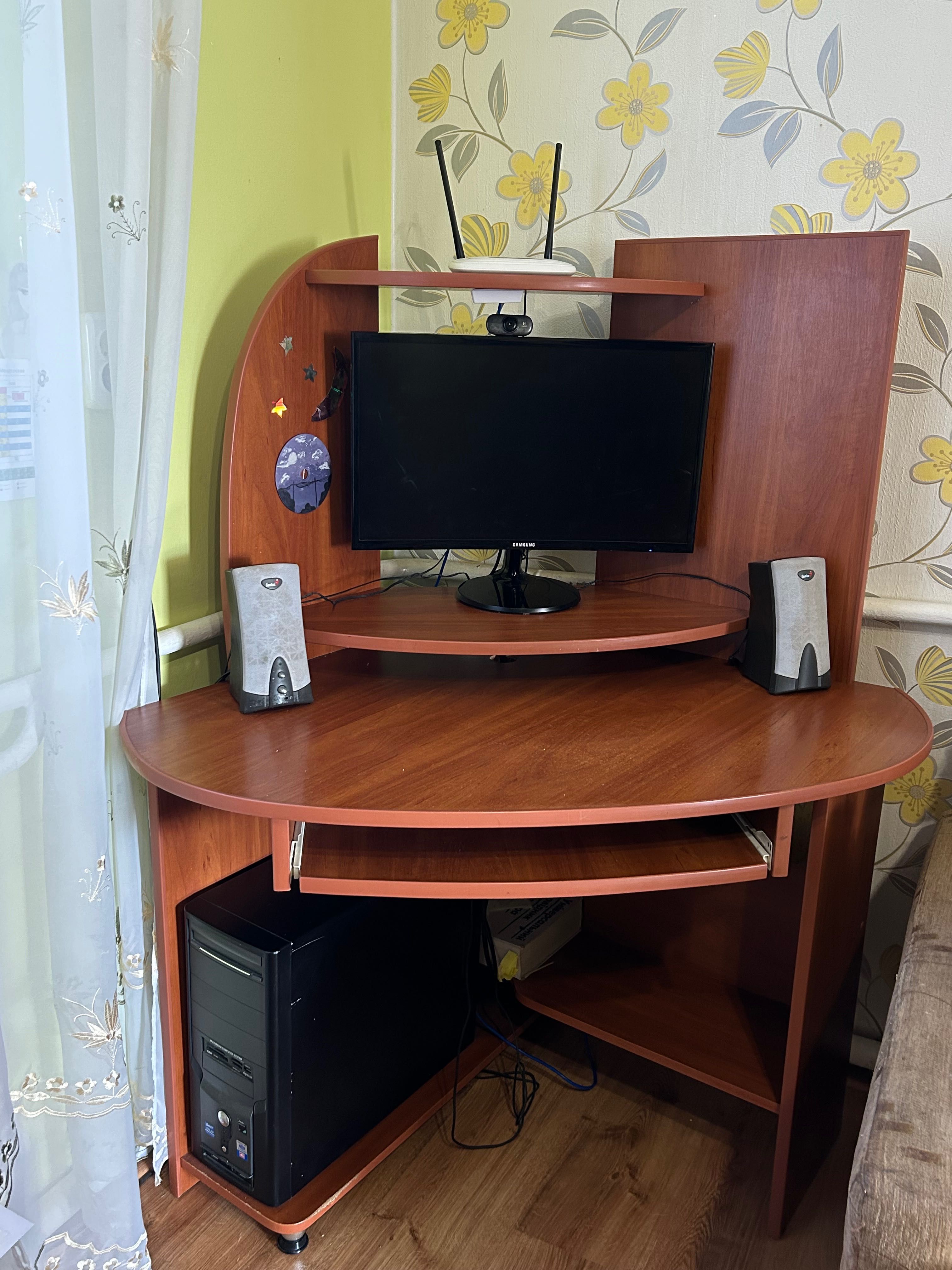 Компʼютерний стіл