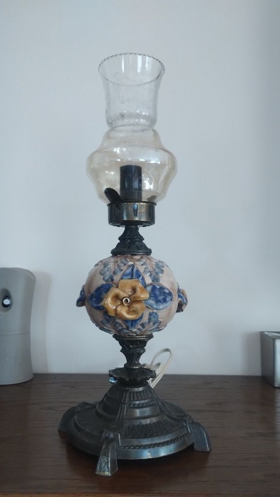 Lampa porcelanowa na wzór naftowej z orginalny abażurem.
