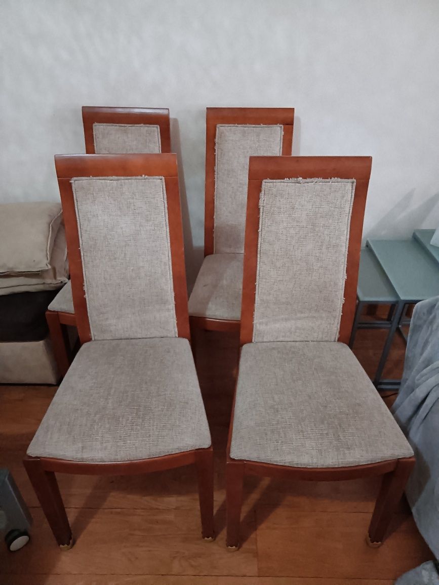 Cadeiras madeira e tecido usadas