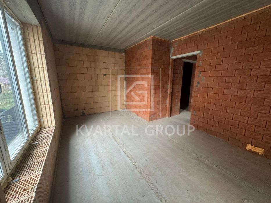 Шикарний таун в центрі, таун хаус під ремонт, кутовий таун