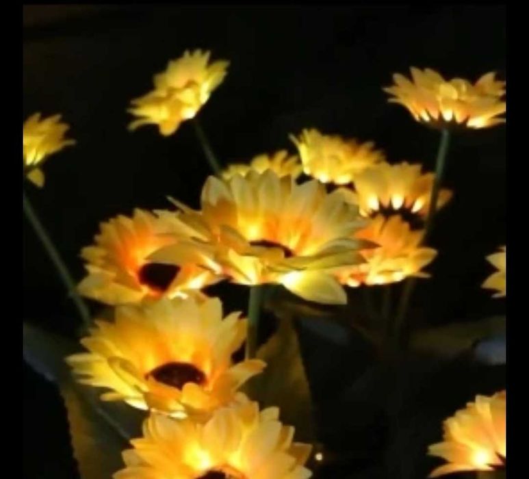 Декор соняшники на сонячній батареї.