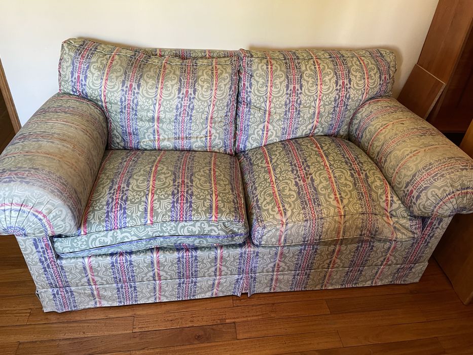 Dois sofas de sala de estar de dois lugares bons para estofar