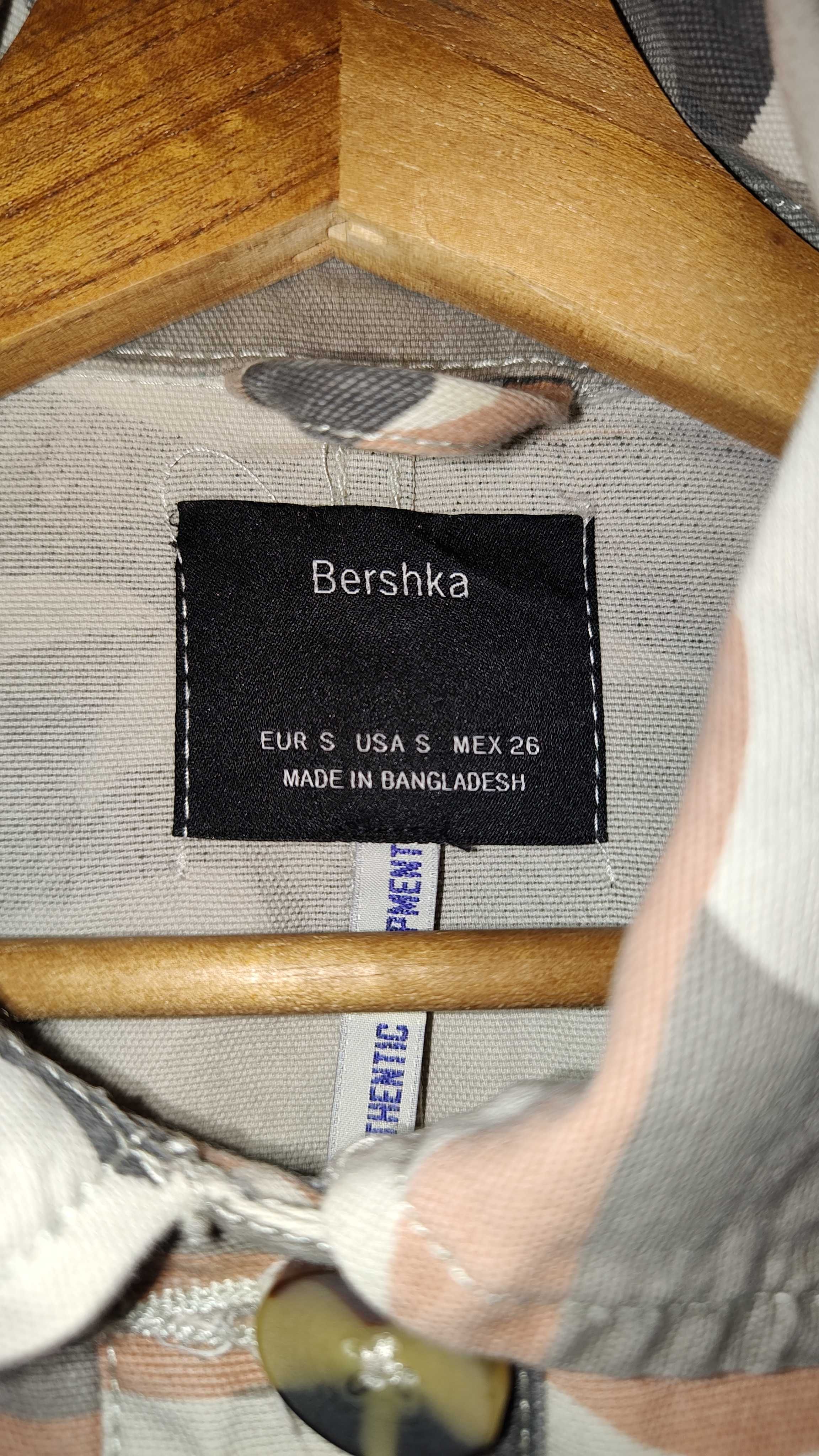 Jeansowa kurtka bomberka różowe moro Bershka S/M oversize