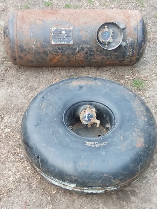 Продам на машину газовые баллоны