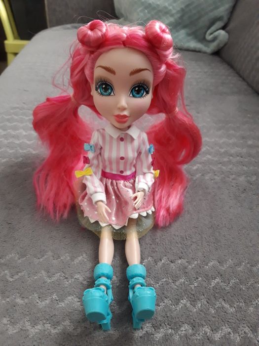 Lalka z długimi włosami