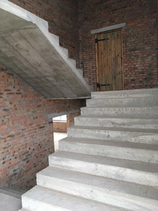 Здам 1 та 2 поверх приміщення по 250 кв. м.