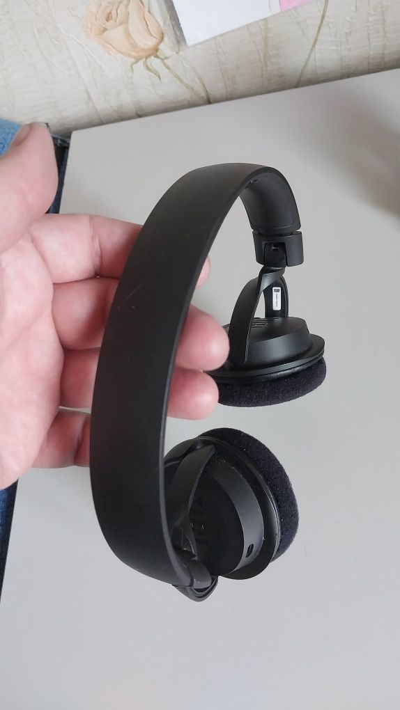 Продам беспроводные наушники JBL