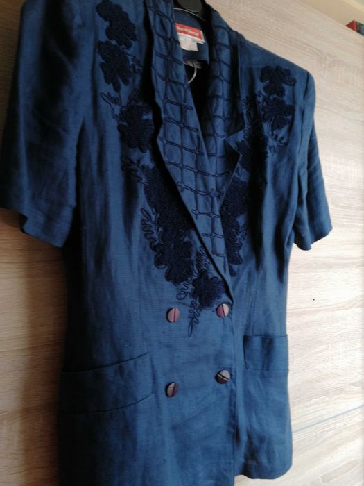 Tailleur em linho com bordados em relevo