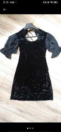 Черное короткое платье с открытой спиной