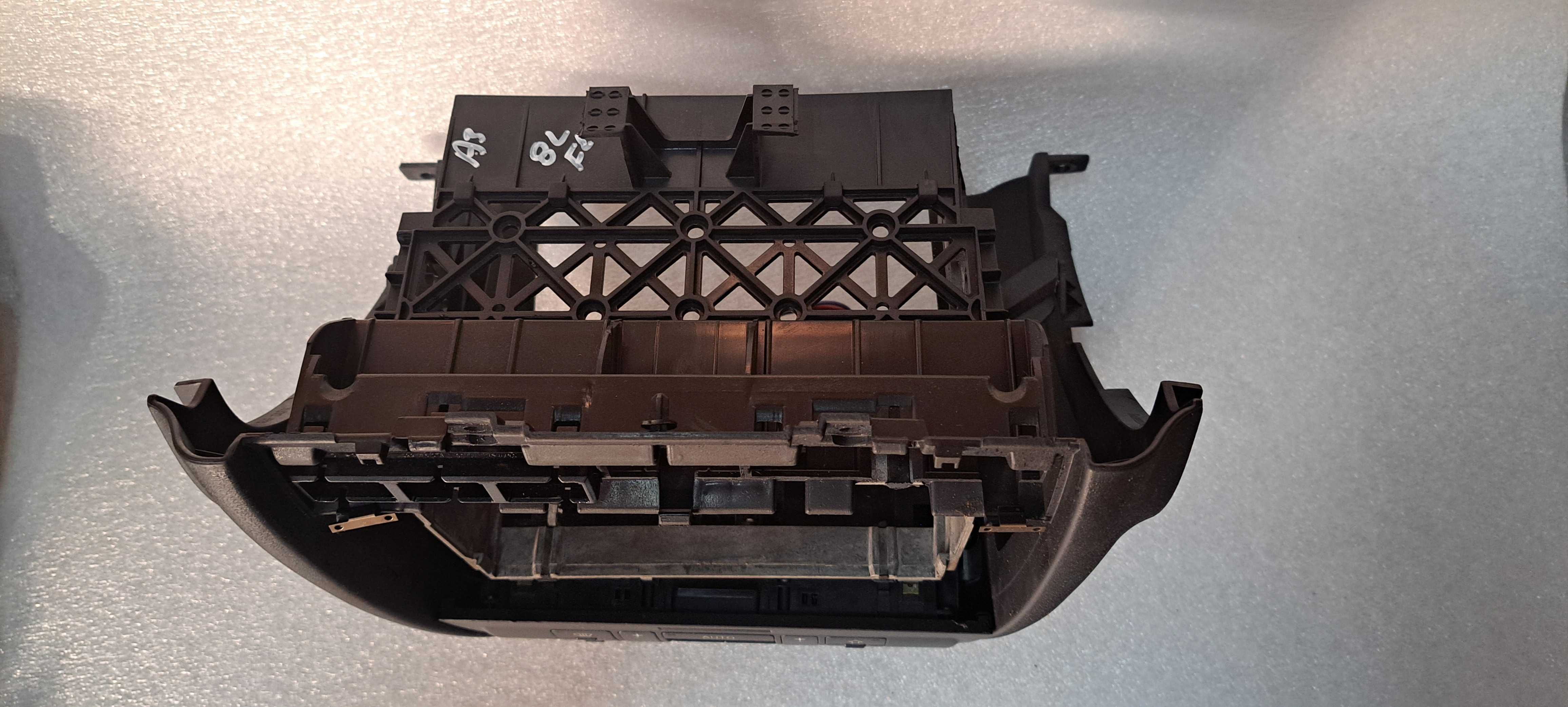 Kosz radia 2 DIN panel Audi A3 8L FL -043K