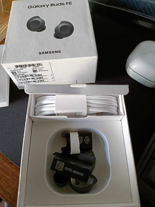Galaxy Buds FE, com garantia, talão e caixa completa