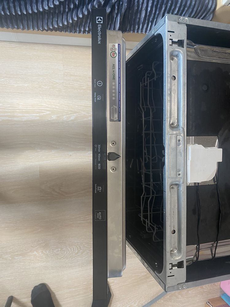 Встроенная посудомоечная машинка ELECTROLUX EEA927201L