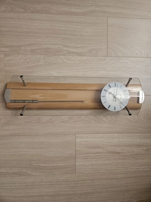 Stylowy zegar wiszący z wahadełkiem Adler