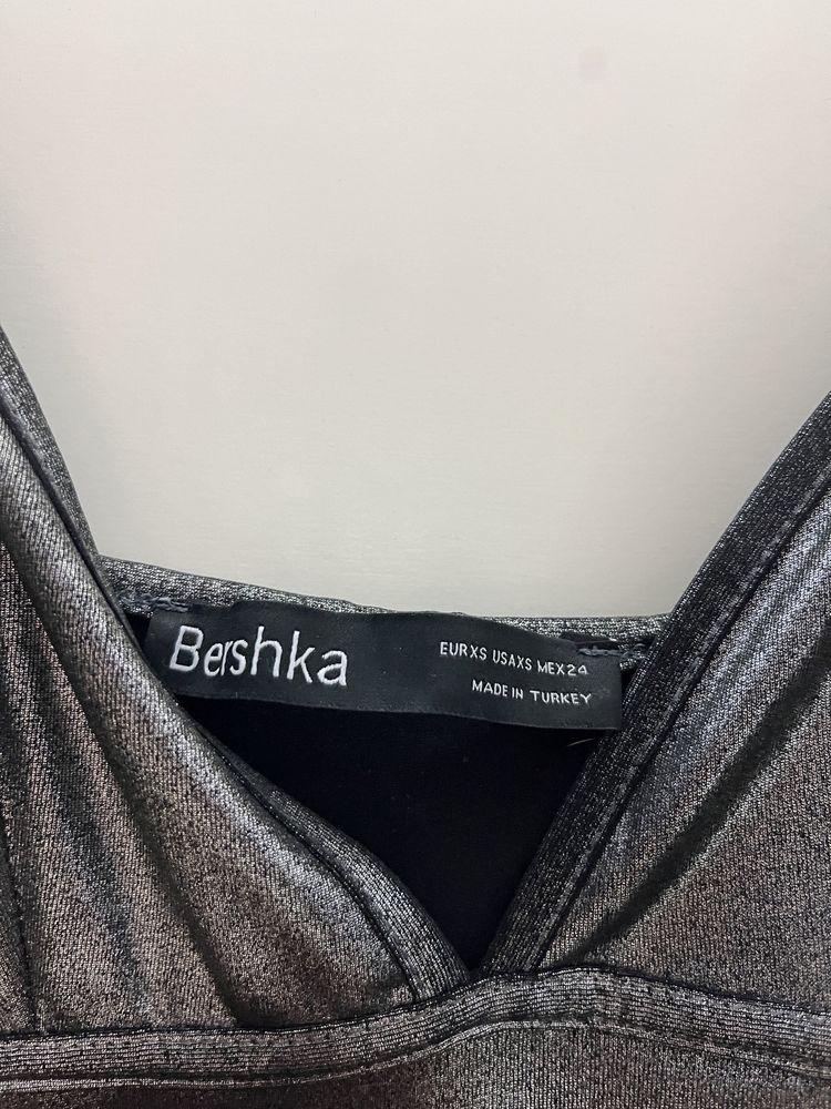 dluga sukienka z rozcieciem srebrna bershka