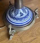 Elegancka lampa stołowa vintage – mosiądz, porcelana, beżowy abażur