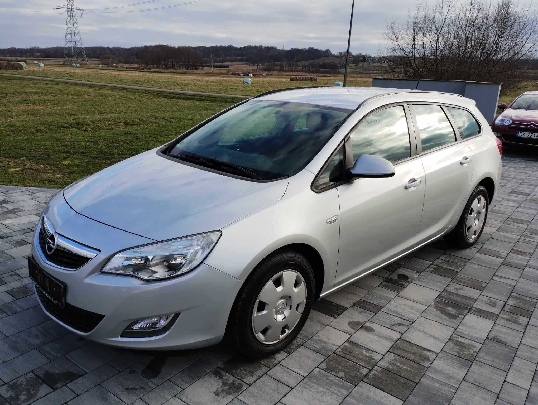 Opel Astra 1,3, diesel, rok 2011, bardzo dobry stan, niski przebieg