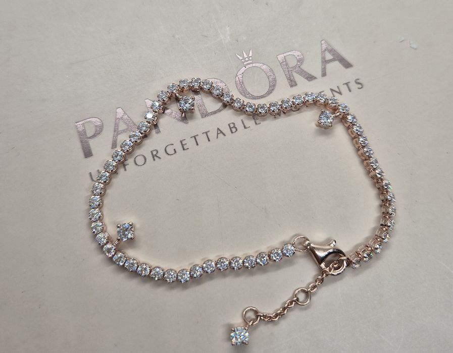 Bransoletka tenisowa złota Pandora.