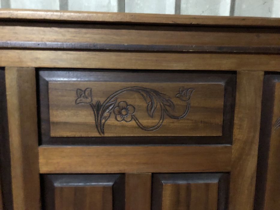 Painel de madeira com almofadas e baixo relevo