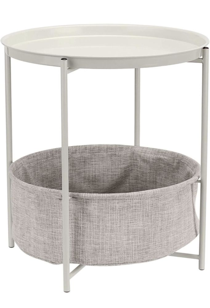 Mesa lateral branca com cesto cinza